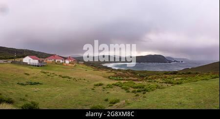 En regardant vers le nord les cottages des gardiens de phare et Lighthouse Bay au phare de Cape Bruny, lors d'une journée hivernale de pluie en Tasmanie, en Australie Banque D'Images