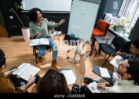 Groupe multiethnique d'élèves étudiant ensemble dans la salle de classe Banque D'Images