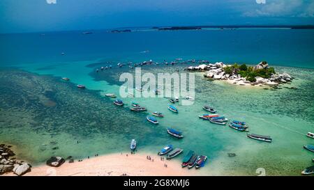 BELITUNG, INDONÉSIE - 15 avril 2021 : une vue magnifique depuis le haut du phare de la plage de l'île Lengkuas Banque D'Images