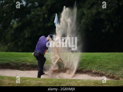 Le Tyler Koivisto des États-Unis joue à partir d'un bunker sur le 16e trou pendant le deuxième jour de l'Open de Cazoo Wales au Celtic Manor Resort à Newport, pays de Galles. Date de la photo : vendredi 23 juillet 2021. Banque D'Images