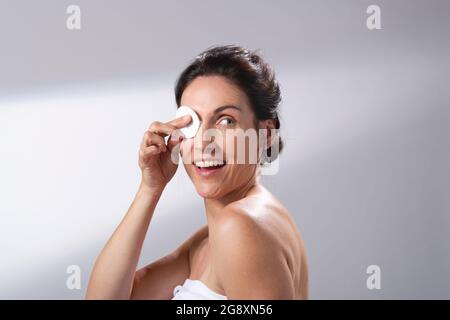 une femme qui s'amuse avec une paire de tampons de coton Banque D'Images