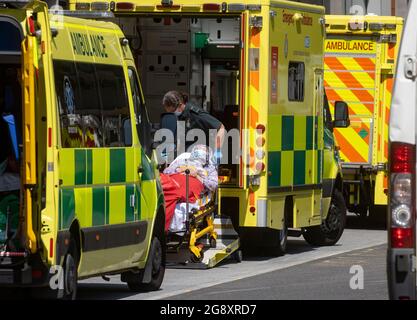 Londres, Royaume-Uni. 23 juillet 2021. Les hôpitaux sont sous pression, car un flux régulier de patients arrivent à l'hôpital Royal London à Whitechapel. Les taux d'infection continuent d'augmenter avec environ 741,700 personnes qui se sont mises à l'épreuve, quelques jours après que Boris Johnson a confirmé la suppression de toutes les restrictions légales Covid-19 à l'occasion de la Journée de la liberté. Les hôpitaux ont également un grand arriéré de patients. C'est un jour après que le personnel du NHS ait reçu une augmentation de salaire de 3%. Les infirmières et le personnel envisagent une grève. Crédit : Mark Thomas/Alay Live News Banque D'Images
