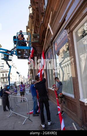 Glasgow, Écosse, Royaume-Uni. 22 juillet 2021. PHOTO : la déconstruction de la série de films qui était basée au centre-ville de Glasgow St Vincent Street pour les nouveaux films hollywoodiens Indiana Jones 5. Les équipes de Rigger se déplacent et descendent tous les drapeaux américains, les banderoles, les enseignes d'atelier et les meubles de rue et les empile dans les camions. Chaque pièce de mise en place est ensuite cataloguée et placée dans le stockage. Glasgow retourne dans une ville plus écossaise après avoir été 1950/1960 New York pendant les 10 derniers jours de tournage. Crédit : Colin Fisher Banque D'Images