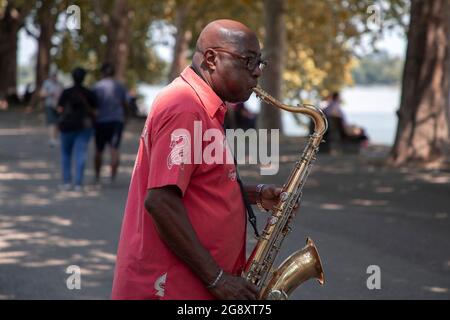 Belgrade, Serbie, 21 juillet 2021 : Portrait d'un musicien de jazz jouant du saxophone sur la promenade du Danube à Zemun Banque D'Images