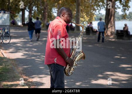 Belgrade, Serbie, 21 juillet 2021 : Portrait d'un musicien de jazz jouant du saxophone sur la promenade du Danube à Zemun Banque D'Images