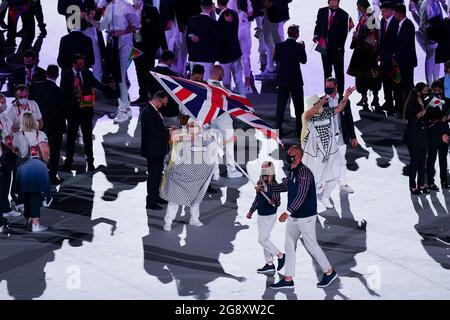 Tokyo, Japon. 23 juillet 2021. TOKYO, JAPON - 23 JUILLET : les porteurs de drapeaux Hannah Mills et Mohamed Sbihi de Team Great Britain mènent leur équipe lors de la cérémonie d'ouverture des Jeux Olympiques de Tokyo 2020 au Stade Olympique le 23 juillet 2021 à Tokyo, Japon (photo de Ronald Hoogendoorn/Orange Pictures) crédit NOCNSF : Orange pics BV/Alay Live News Banque D'Images