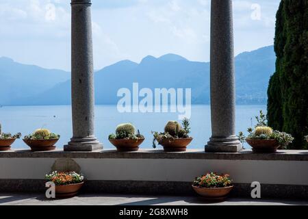 Varenna, Italie - juillet 22 2021 - vue panoramique sur le lac de Côme depuis une villa dans la ville Banque D'Images