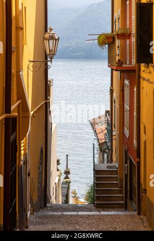 Varenna, Italie - juillet 22 2021 - rues étroites à Varenna est un village célèbre sur le lac de Côme Banque D'Images