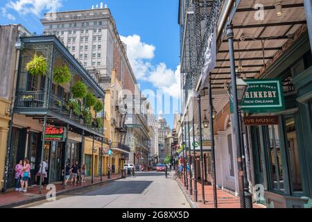 LA NOUVELLE-ORLÉANS, LA, États-Unis - 22 JUILLET 2021 : face au centre-ville sur Bourbon Street dans le quartier français Banque D'Images