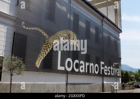 Locarno, Tessin, Suisse - 21 juillet 2021 : panneau du Festival du film de Locarno accroché à la façade du bâtiment Palacinema de Locarno, Suisse Banque D'Images