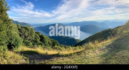 Belle vue panoramique sur le lac de Lugano et la région de Mendrisiotto depuis Monte Sighignola, à la frontière de l'Italie et de la Suisse, par beau temps Banque D'Images