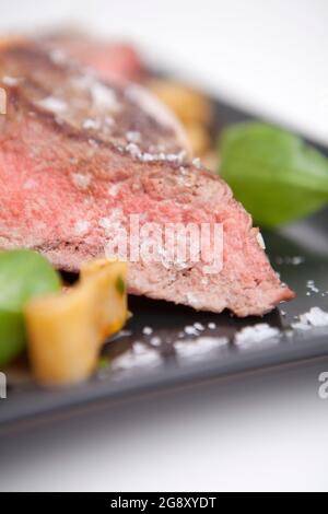 Steak de bœuf avec penne. Viande, déjeuner gastronomique cuisine anglaise. Banque D'Images