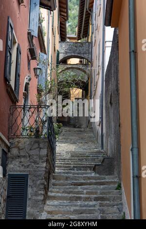 Varenna, Italie - juillet 22 2021 - rues étroites à Varenna est un village célèbre sur le lac de Côme Banque D'Images