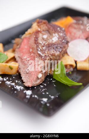 Steak de bœuf avec penne. Viande, déjeuner gastronomique cuisine anglaise. Banque D'Images