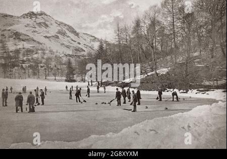 Vue de la fin du XIXe siècle des hommes jouant au curling à Birnam, un village de Perth et Kinross, en Écosse. Le curling est un sport favori en Écosse, dans lequel deux équipes, chacune avec quatre joueurs, glissent tour à tour de pierres de granit polies, lourdes, sur la glace, vers une cible circulaire marquée sur la glace. Le chemin de la roche peut être davantage influencé par deux balais avec balais ou brosses, qui un balayage de la glace devant la pierre diminuant le frottement, ce qui fait que la pierre voyage un chemin plus droit (avec moins de 'curl') et une plus longue distance. Banque D'Images