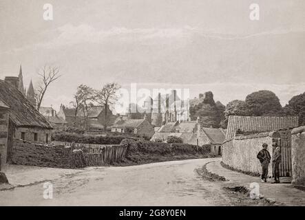 Vue de la fin du XIXe siècle sur le Palais Falkland, à Falkland, Fife, en Écosse, un palais royal des rois écossais. Un pavillon de chasse existait sur le site au XIIe siècle jusqu'à ce qu'il s'agrande au XIIIe siècle pour devenir un château appartenant aux Earls de Fife - le célèbre Clan MacDuff. L'un des endroits préférés de Marie, la reine des Écossais, qui offre une échappatoire à la tourmente politique et religieuse. Le feu a partiellement détruit le palais lors de son occupation par les troupes de Cromwell pendant la guerre civile anglaise, et il est tombé en ruine jusqu'à ce qu'il soit sauvé au XIXe siècle par John Crichton-Stuart, 3e marquis de Bute. Banque D'Images