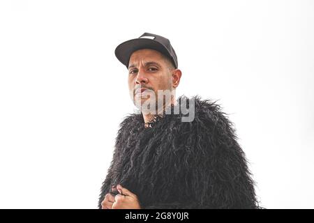 Jeune homme sérieux et élégant en casquette et sweat-shirt en laine prêt pour l'hiver, hiver concept. Banque D'Images