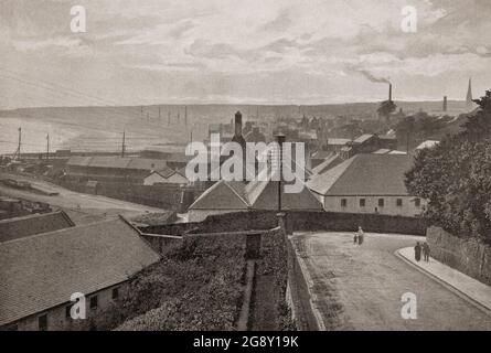 Vue de la fin du XIXe siècle sur Kirkcaldy, une ville et l'ancien roi burgh à 12 kilomètres au nord d'Édimbourg à Fife, sur la côte est de l'Écosse. Les principales industries de la ville étaient la filature de lin et le tissage de lin, alors que, toutefois, le brevet de Frederick Walton pour la production de la toile de plancher a expiré, la production de la toile de plancher et du linoléum a occupé sept usines dans la ville en 1883, employant 1,300 personnes. Banque D'Images