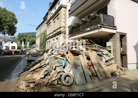 Bad Neuenahr Ahrweiler, Allemagne. 22 juillet 2021. Des montagnes de déchets encombrants s'empilent sur des mètres en face d'un salon de coiffure. Le travail de nettoyage dans la zone inondée est en plein mouvement. Crédit : Bodo Marks/dpa/Alay Live News Banque D'Images
