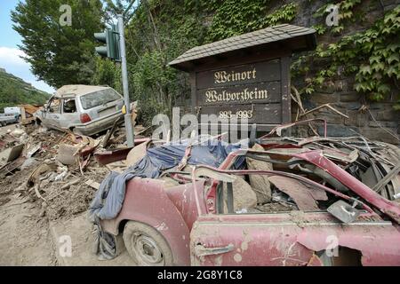 Bad Neuenahr Ahrweiler, Allemagne. 22 juillet 2021. Les véhicules détruits sont au bord de la route sur des tas de déchets encombrants. Sur une planche en bois, l'inscription 'Weinort Walporzheim' est visible. Le travail de nettoyage dans la zone inondée est en plein mouvement. De nombreuses voitures ont été lavées et détruites dans la région. Crédit : Bodo Marks/dpa/Alay Live News Banque D'Images