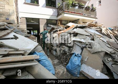 Bad Neuenahr Ahrweiler, Allemagne. 22 juillet 2021. Des montagnes de déchets encombrants s'empilent sur des mètres en face d'un salon de coiffure. Le travail de nettoyage dans la zone inondée est en plein mouvement. Crédit : Bodo Marks/dpa/Alay Live News Banque D'Images