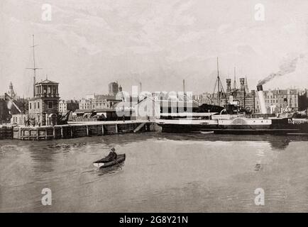 Vue de la fin du XIXe siècle sur les quais de Dundee, la quatrième plus grande ville d'Écosse. L'histoire de Dundee est étroitement liée au port que l'on croit avoir existé depuis le XIe siècle. Les travaux d'amélioration, conçus par Thomas Telford, ont commencé en 1815. Le quai King William IV a été ouvert en 1825 et le quai Earl Grey a suivi en 1834. À cette époque, le port emportait plus d'un million de balles de jute chaque année. Le front de mer, retient plusieurs des quais qui ont été le centre des industries de jute et de la chasse à la baleine. Banque D'Images