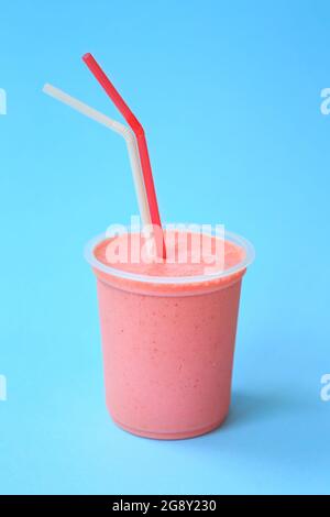 Smoothie ou milkshake frais et sain aux fraises. Boisson fraîche d'été. Cocktails protéinés avec fruits Banque D'Images