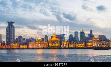 Shanghai, Chine - 10 avril 2014 : vue panoramique sur la ville de Shanghai avec le front de mer et la rivière Bund au crépuscule Banque D'Images