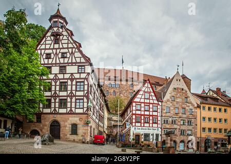 Nuremberg, Allemagne - 17 mai 2016 : maisons de la vieille ville au pied du château impérial de Nuremberg Banque D'Images