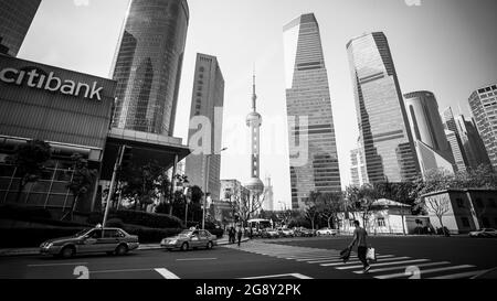 Shanghai, Chine - 8 avril 2014 : vue panoramique en noir et blanc de la nouvelle zone de Pudong dans la ville de Shanghai. Prise de vue grand angle Banque D'Images