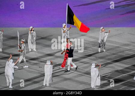 L'athlète belge Nafissatou Nafi Thiam et le joueur de hockey belge Felix Denayer portant le drapeau belge lors de la cérémonie d'ouverture du Tokyo 2020 Banque D'Images