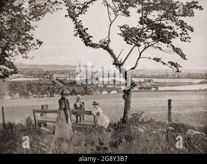 Vue de la fin du XIXe siècle sur Montrose, ville et ancien burgh royal d'Angus, en Écosse. Il se trouve entre les bouches des rivières de l'Esk du Nord et du Sud pour prospérer comme ville de marché et port de pêche et, au XVIIIe siècle, s'était développé en un spa populaire. La ville est connue pour ses industries de transformation du jute et de fabrication de confitures, mais la production de biens et de services pour l'industrie pétrolière de la mer du Nord est maintenant plus importante pour l'économie locale. La ville, qui n'est plus un spa, est encore une station de vacances populaire. Banque D'Images