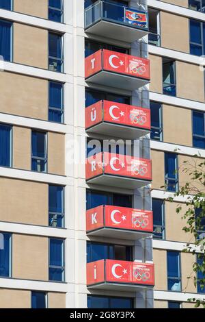 Drapeaux allemands sur les balcons d'hébergement des athlètes dans le village olympique. Jeux olympiques de Londres 2012, Angleterre, Royaume-Uni Banque D'Images