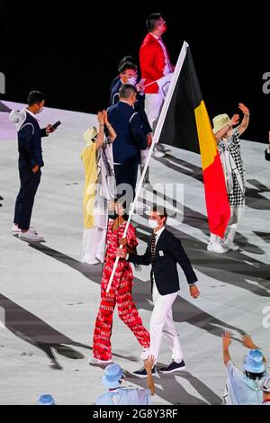 L'athlète belge Nafissatou Nafi Thiam et le joueur de hockey belge Felix Denayer portant le drapeau belge lors de la cérémonie d'ouverture du Tokyo 2020 Banque D'Images