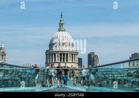 BANKSIDE LONDRES 23 juillet 2021 . Les gens qui marchent sur le Millenium Bridge lors d'une autre journée chaude à Londres. Les prévisionnistes ont prédit que le temps chaud commencera à s'atténuer à partir de samedi avec une baisse des températures et des orages de crédit amer ghazzal / Alamy Live News Banque D'Images