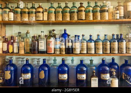 Fairplay, CO - 10 juillet 2021 : ancien magasin général rempli de médicaments d'époque au musée de South Park City Banque D'Images