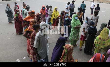 Dhaka, Bangladesh. 23 juillet 2021. Des personnes en attente pour l'enregistrement du vaccin contre le covid devant un stand à Dhaka. Après Eid UL Adha, le gouvernement a annoncé un confinement strict de 14 jours dans tout le pays. (Credit image: © MD Mehedi Hasan/ZUMA Press Wire) Credit: ZUMA Press, Inc./Alamy Live News Banque D'Images