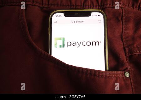 KONSKIE, POLAND - July 22, 2021: Paycom logo displayed on mobile phone Banque D'Images