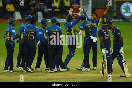 Colombo, Sri Lanka. 23 juillet 2021. Le Praveen Jayawickrama (R) du Sri Lanka célèbre la prise du cricket de Hardik Pandya en Inde avec ses coéquipiers lors du troisième match de cricket de One Day International (ODI) entre le Sri Lanka et l'Inde au stade R.Premadasa à Colombo le 23 juillet 2021. (Credit image: © Pradeep Dambarage/ZUMA Press Wire) Credit: ZUMA Press, Inc./Alay Live News Banque D'Images