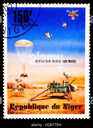 RÉPUBLIQUE DU NIGER - VERS 1977 : timbre-poste du Niger montrant le Viking lander Banque D'Images