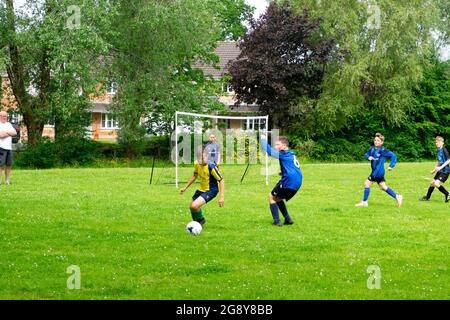 Équipes de garçons jouant au football samedi matin au pays de Galles Royaume-Uni Grande-Bretagne 2021 KATHY DEWITT Banque D'Images