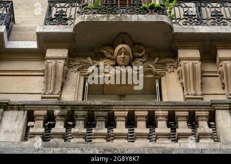 Paris Bâtiment façade Sculpture Womans entrée principale Banque D'Images