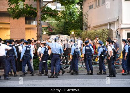 Tokyo, Japon - 23 juillet 2021 : les policiers gardent la rue autour du stade de Tokyo des manifestants des Jeux Olympiques de Tokyo 2020 Banque D'Images