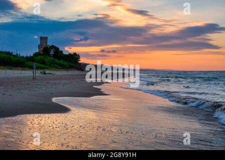 Coucher de soleil dans la zone marine protégée de Torre del Cerrano, Pineto, Italie Banque D'Images