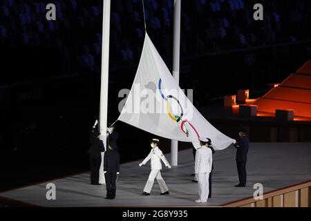 Tokyo, Japon. 23 juillet 2021. Le drapeau olympique arrive lors des cérémonies d'ouverture des Jeux Olympiques de 2020 au stade des Jeux Olympiques de Tokyo, au Japon, le vendredi 23 juillet 2021. Photo par Tasos Katopodis/UPI crédit: UPI/Alay Live News Banque D'Images