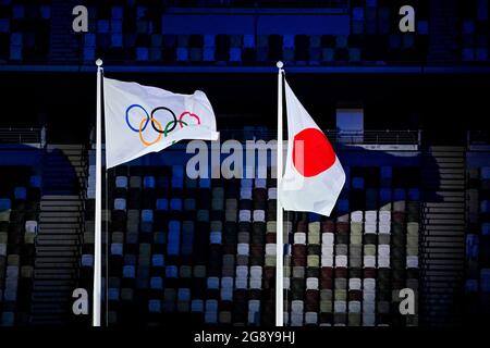 L'illustration montre l'élévation du drapeau olympique lors de la cérémonie d'ouverture des 'Jeux Olympiques de Tokyo 2020' à Tokyo, au Japon, le vendredi 23 Banque D'Images