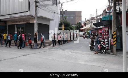 Ligne de distribution de nourriture pour les chômeurs sans travail à Pattaya en Thaïlande Banque D'Images