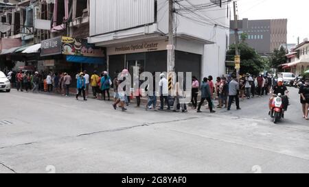 Ligne de distribution de nourriture pour les chômeurs sans travail à Pattaya en Thaïlande Banque D'Images