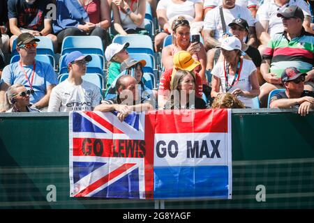 Spectateurs, fans, HAMILTON Lewis (gbr), Mercedes AMG F1 GP W12 E Performance, VERSTAPPEN Max (Ned), Red Bull Racing Honda RB16B, pendant la Formule 1 Pirelli Grand Prix britannique 2021, 10e tour du Championnat du monde de Formule 1 FIA 2021 du 16 au 18 juillet 2021 sur le circuit Silverstone, À Silverstone, Royaume-Uni - photo Antonin Vincent / DPPI Banque D'Images