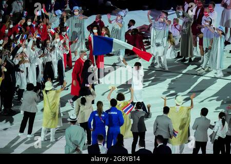 Tokyo, Japon. 23 juillet 2021. TOKYO, JAPON - JUILLET 23 : les porteurs de drapeaux Clarisse Agbegnenou et Samir ait ont déclaré de l'équipe France à la tête de leur équipe lors de la cérémonie d'ouverture des Jeux Olympiques de Tokyo 2020 au stade olympique le 23 juillet 2021 à Tokyo, Japon (photo de Yannick Verhoeven/Orange Pictures) NOCNSF ATLETIEKUNIE crédit : Orange pics BV/Alay Live News Banque D'Images